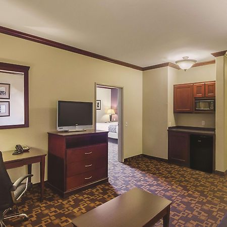 La Quinta By Wyndham Lindale Hotel Exterior photo