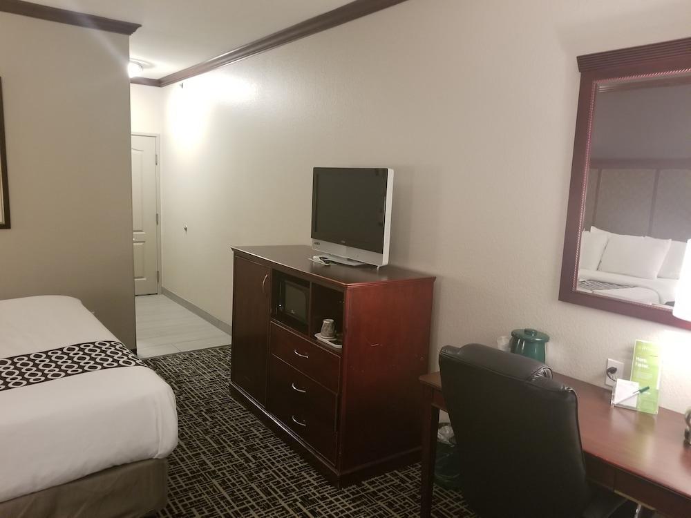 La Quinta By Wyndham Lindale Hotel Exterior photo