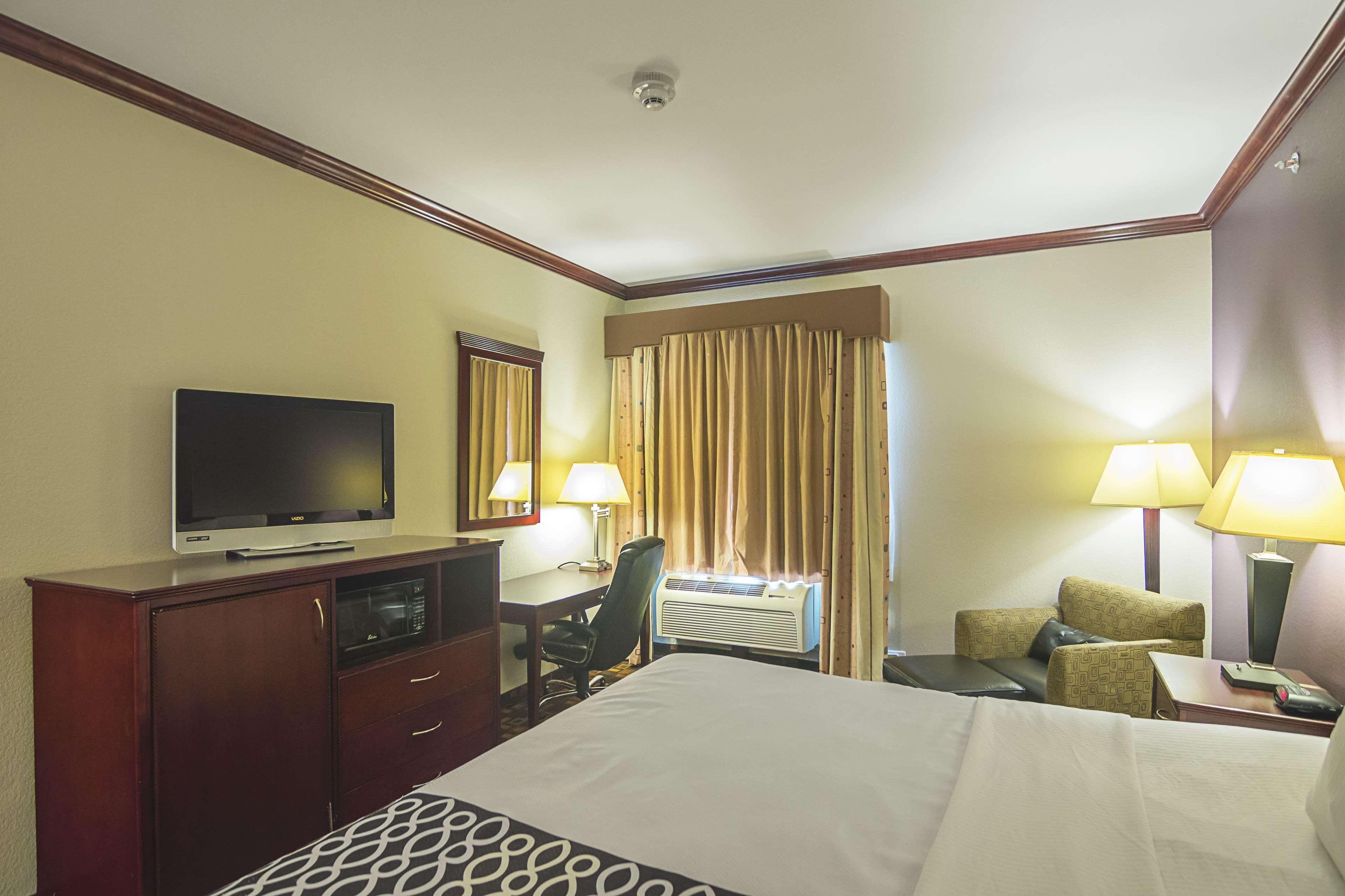 La Quinta By Wyndham Lindale Hotel Exterior photo