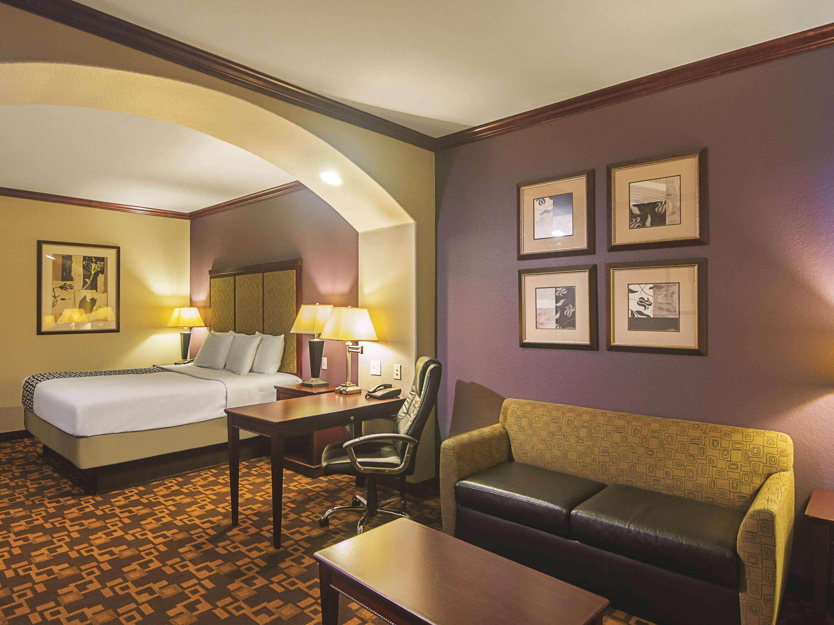 La Quinta By Wyndham Lindale Hotel Exterior photo