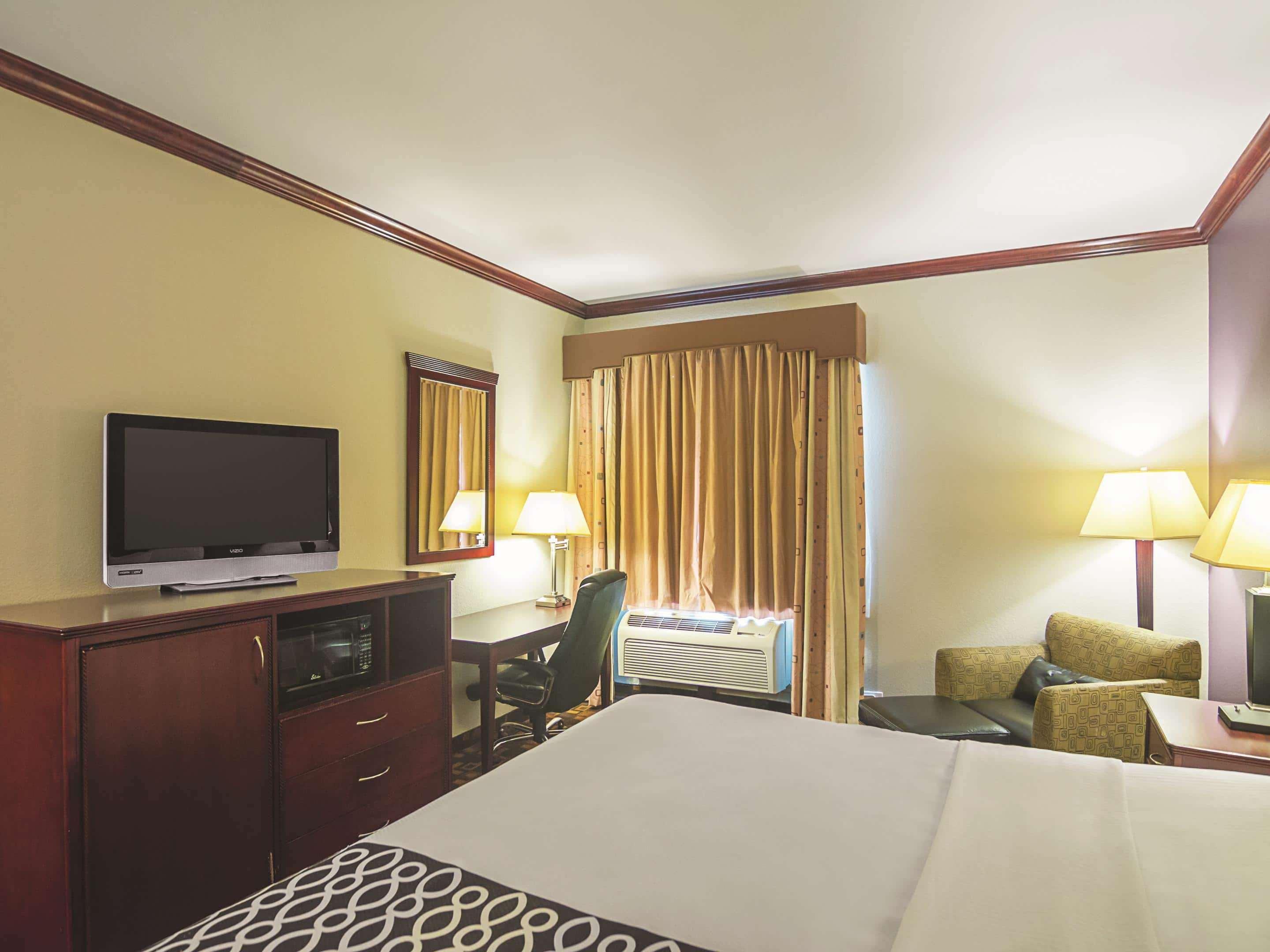 La Quinta By Wyndham Lindale Hotel Exterior photo