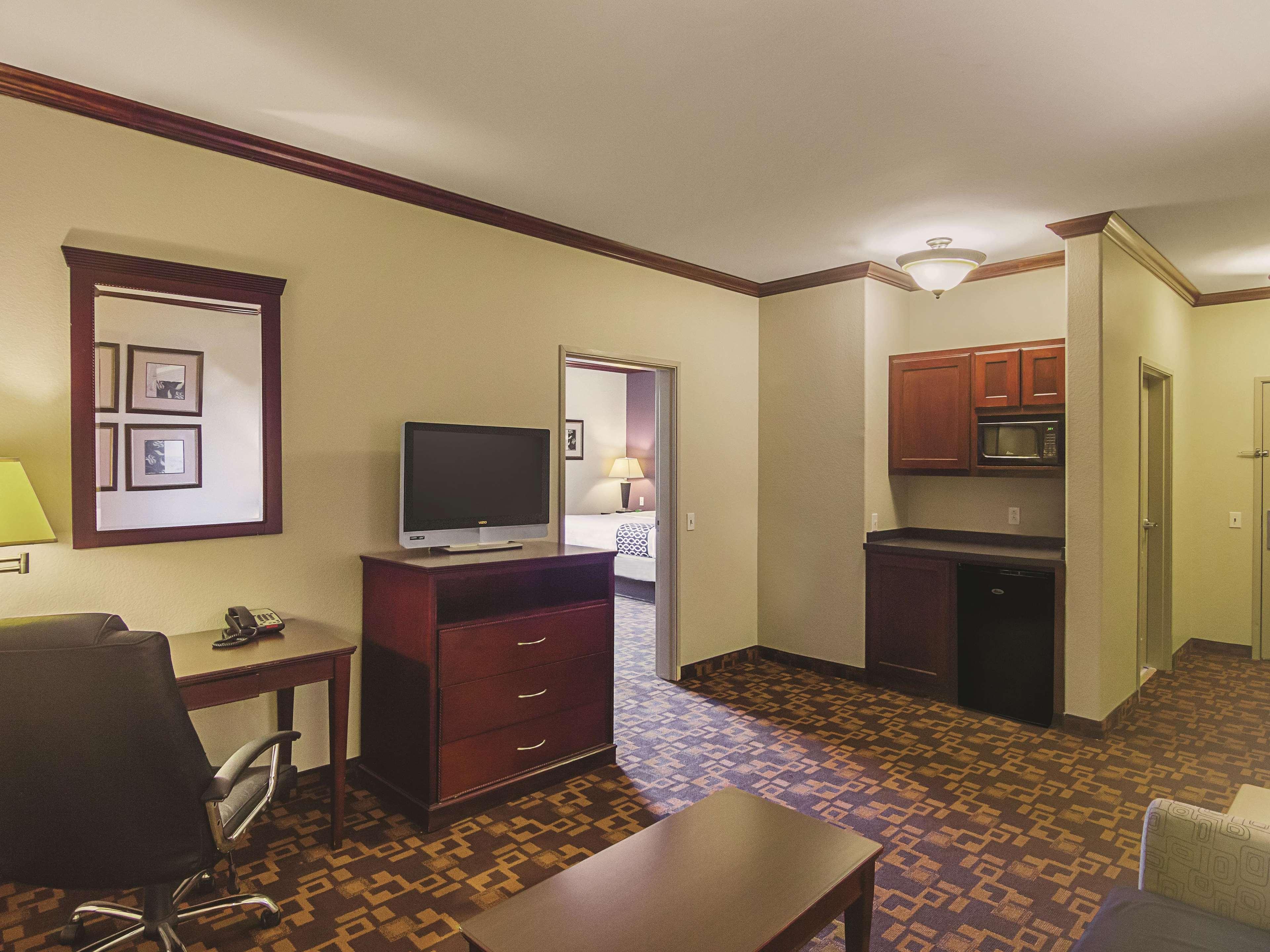La Quinta By Wyndham Lindale Hotel Exterior photo