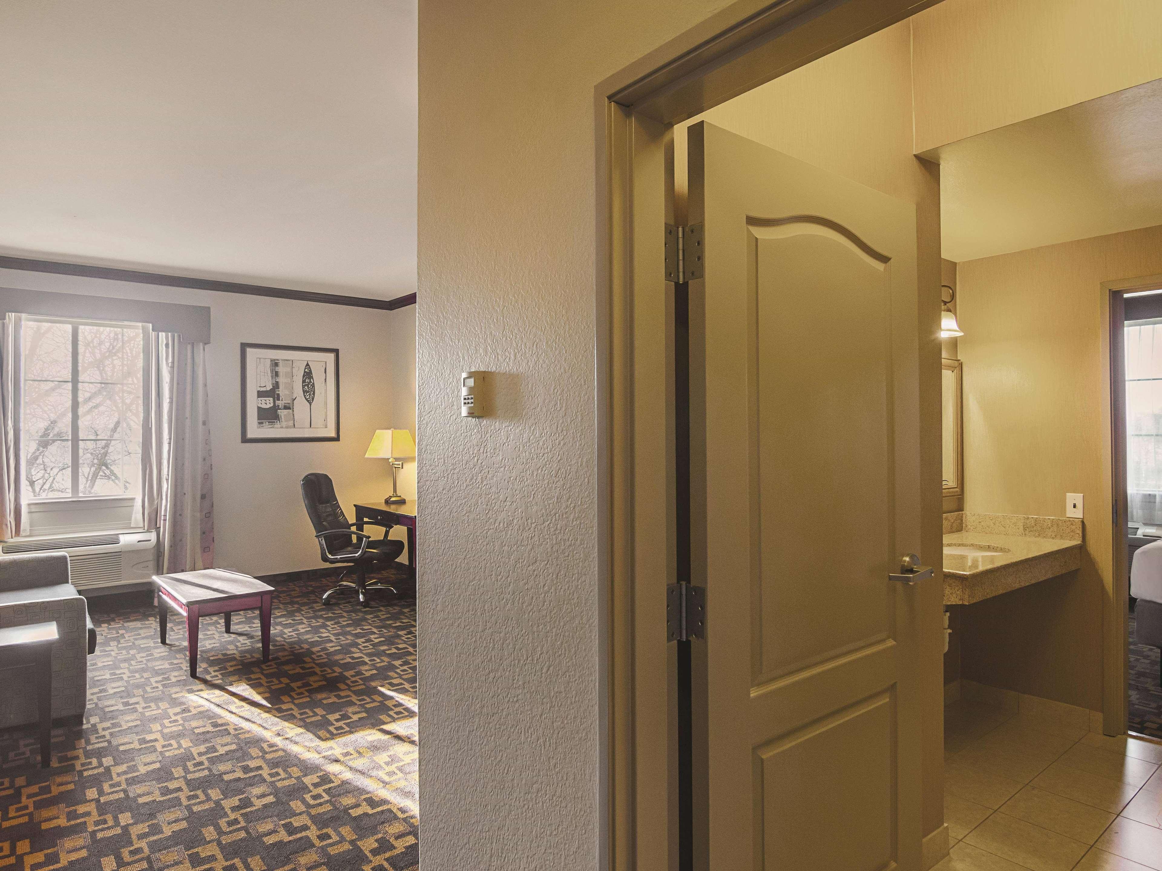 La Quinta By Wyndham Lindale Hotel Exterior photo