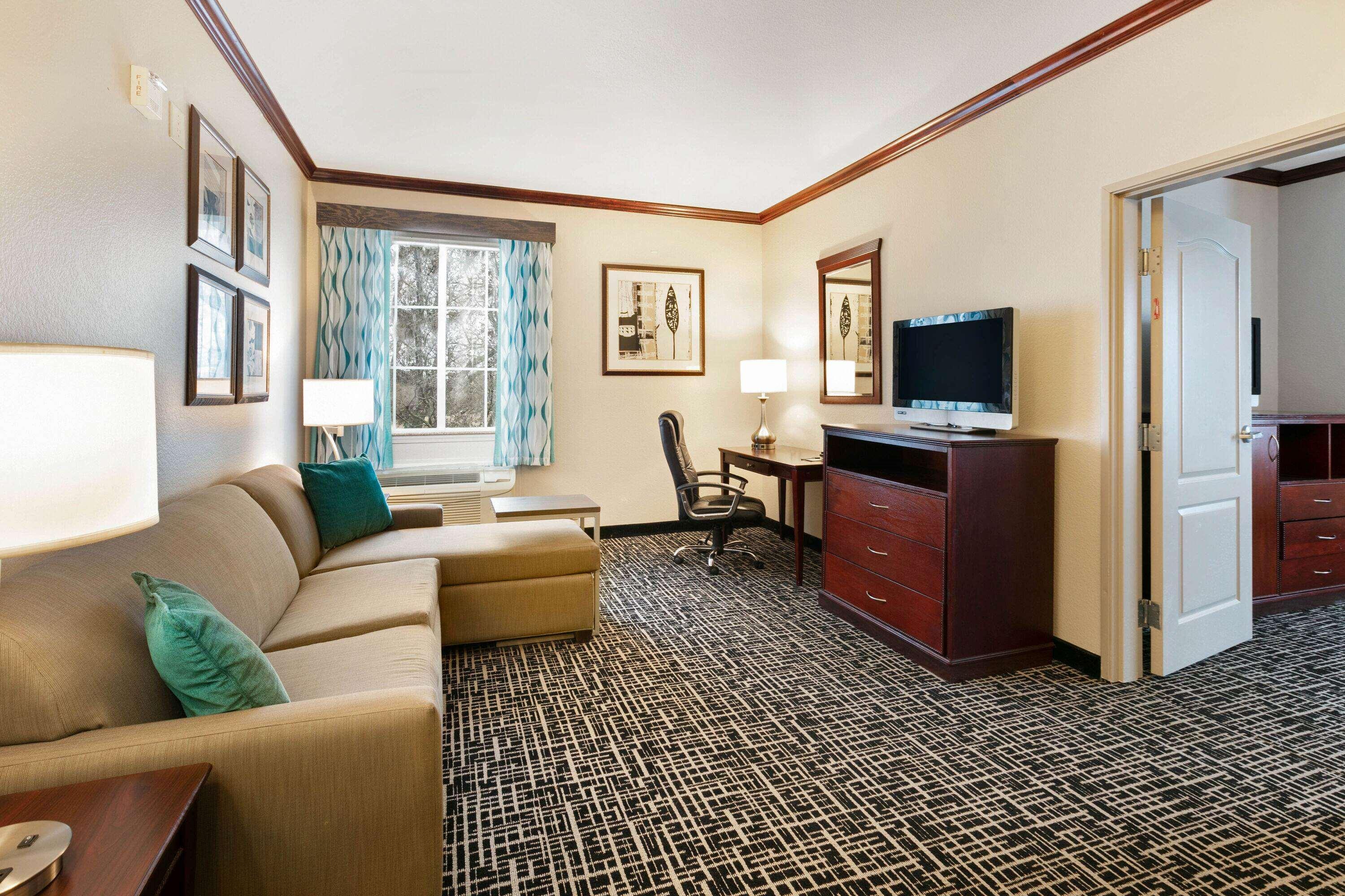 La Quinta By Wyndham Lindale Hotel Exterior photo