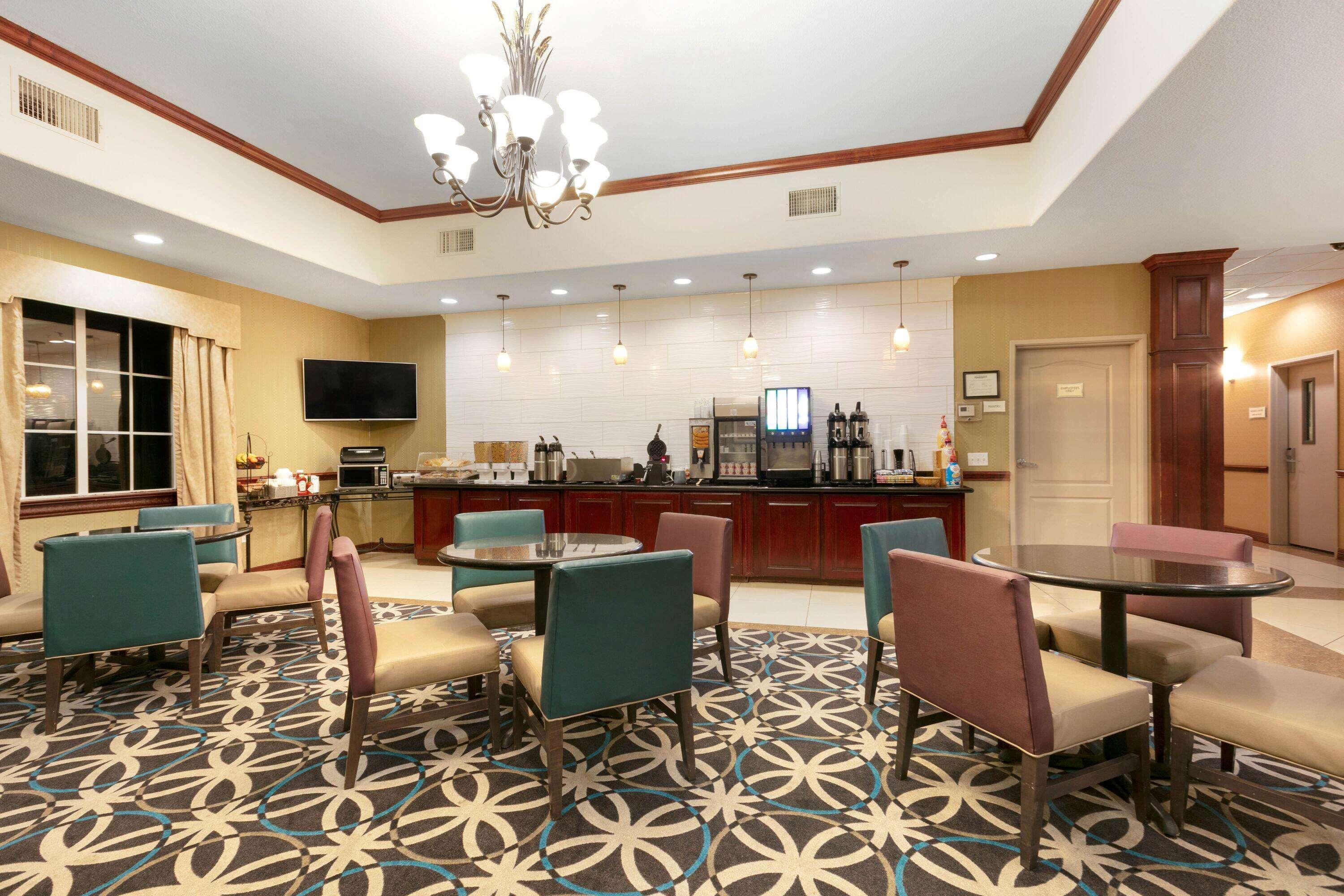 La Quinta By Wyndham Lindale Hotel Exterior photo