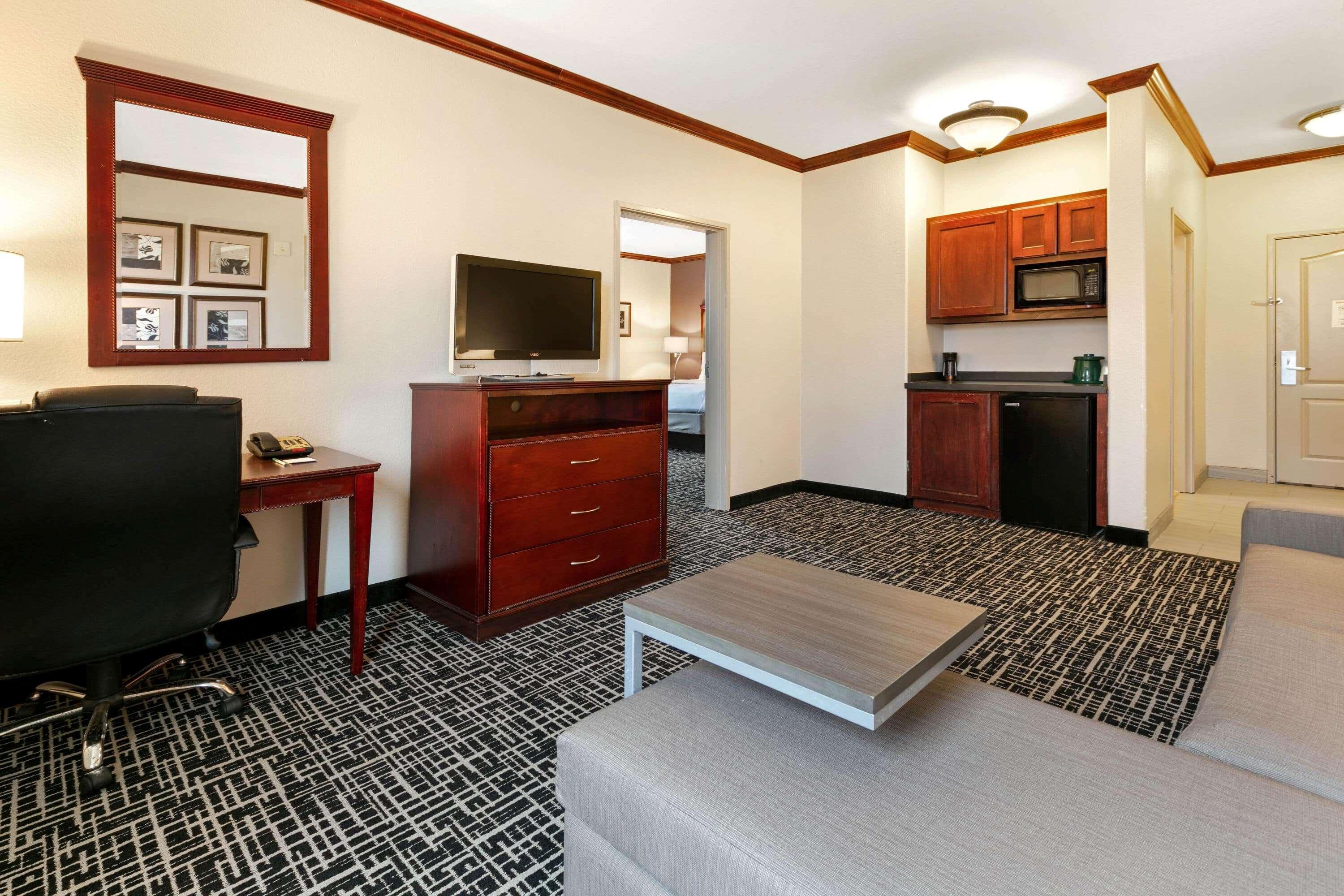 La Quinta By Wyndham Lindale Hotel Exterior photo