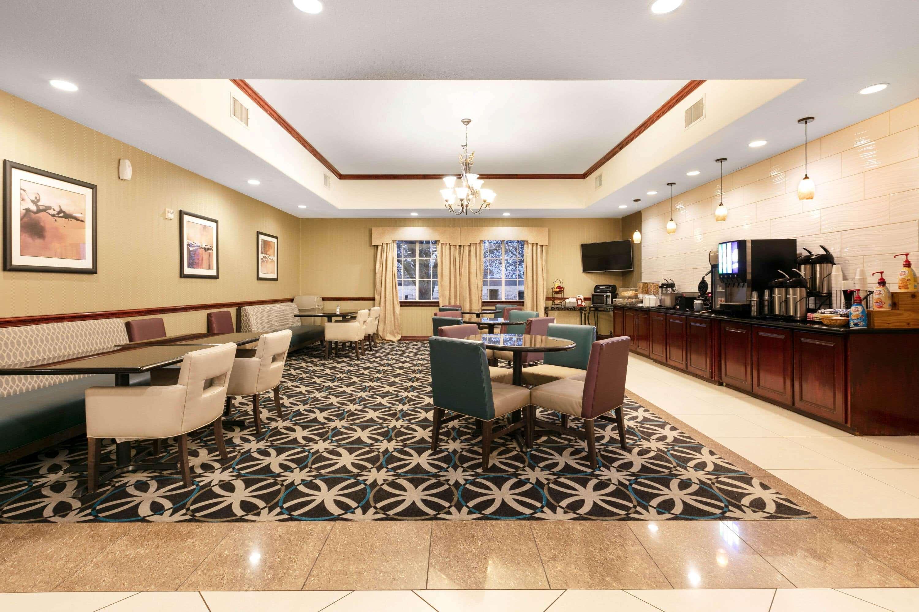La Quinta By Wyndham Lindale Hotel Exterior photo