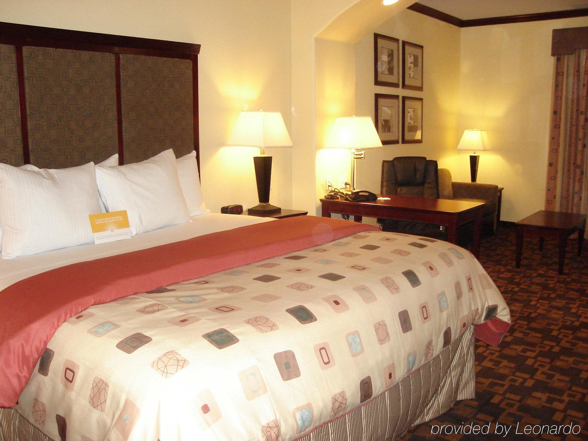 La Quinta By Wyndham Lindale Hotel Exterior photo